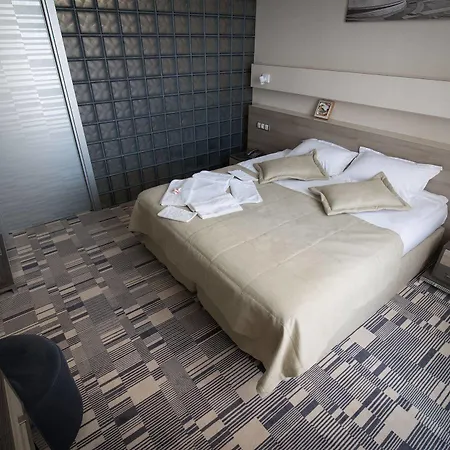 12th Floor 4*
